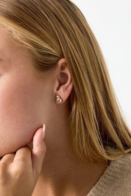 Roestvrijstalen oorknopjes met bladmotief, eenvoudige dagelijkse sieraden uit de Simple Series voor dames.