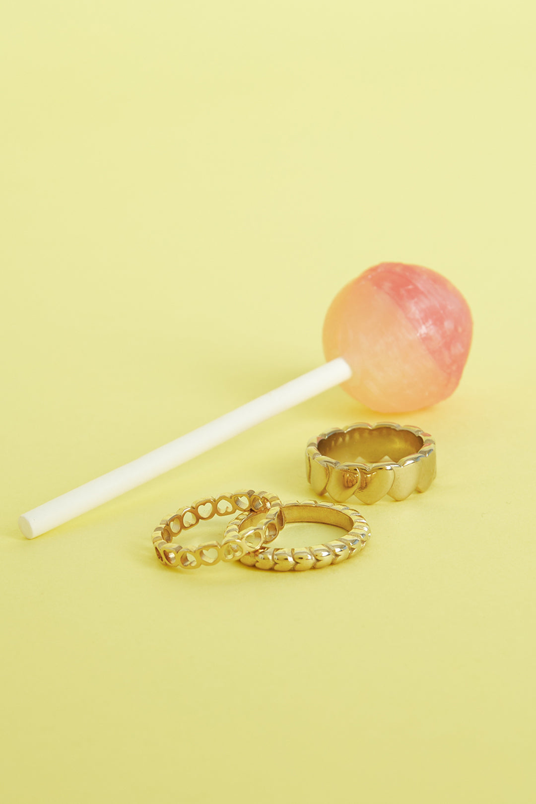 Ring met rij lege hartjes